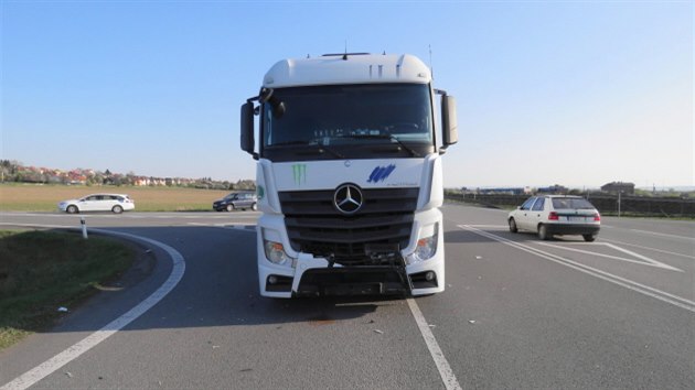 Mladk na motorce zejm nedal na kiovatce u Horn Motnice na Perovsku pednost kamionu, navzdory snaze hasi a zchran na nsledky zrann na mst zemel.