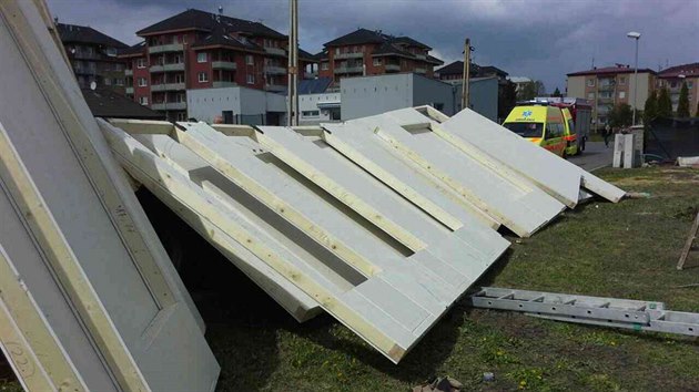 Pi vykldn panel montovanho domu v Prostjov st spadla, jeden zashl a zranil pomhajcho dlnka.