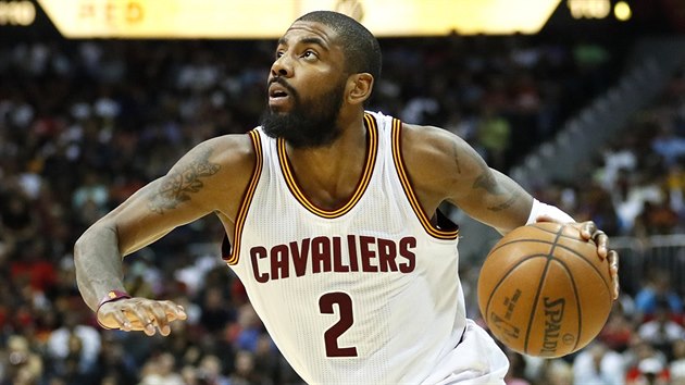 Kyrie Irving z Clevelandu smuje ke koi Atlanty.