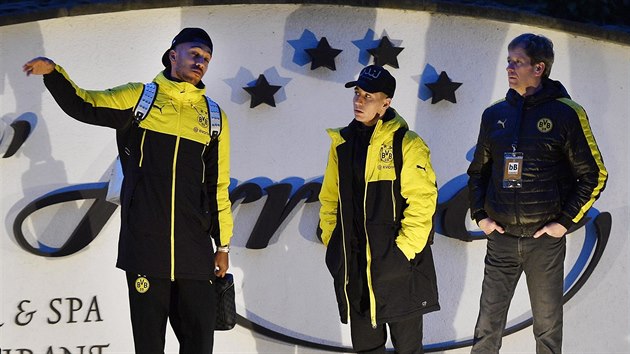 Pierre-Emerick Aubameyang (vlevo) z Dortmundu se svuje spoluhri. Tm Borussie nedojel k zpasu s Monakem kvli explozi u autobusu.