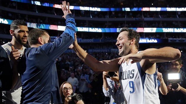 NOVEK. Tony Romo, hvzda fotbalovch Dallas Cowboys, oblkl dres basketbalovch Dallas Mavericks.