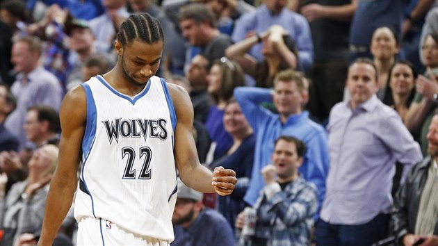 Andrew Wiggins z Minnesoty se raduje z pesn stely za ti.