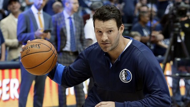 Tony Romo se rozcviuje ped zpasem Dallasu Mavericks, hvzdn hr americkho fotbalu vak v NBA nastoupit nesml.