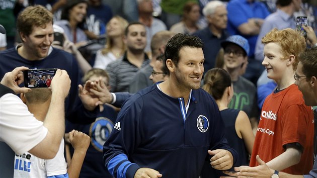 Hvzda americkho fotbalu Tony Romo (v poped) a Dirk Nowitzki nastupuj k zpasu NBA za Dallas Mavericks. Romo vak nedostal povolen ke startu.