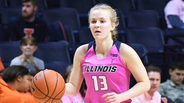 Petra Holensk v atypickm dresu univerzity Illinois. V ten den se v NCAA bojovalo s rakovinou prsu.