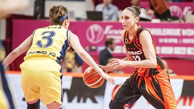 Diana Taurasiov (vpravo) z Jekatrinburgu je nejvt hvzdou poslednho desetilet. Brn ji Aye Coraov z Fenerbahce Istanbul.