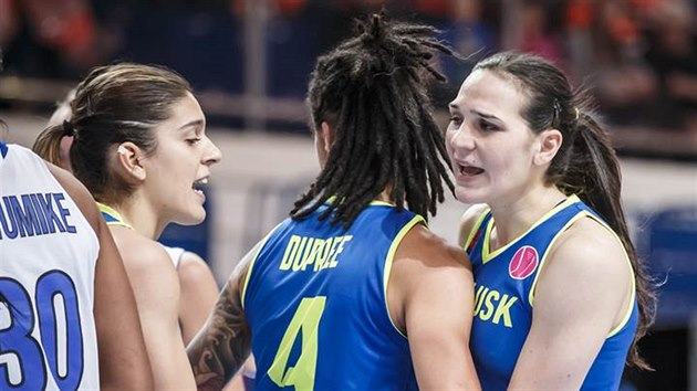 Marta Xargayov, Candice Dupreeov a Sonja Petroviov (zleva) z USK Praha se hecuj bhem euroligovho semifinle s Kurskem.