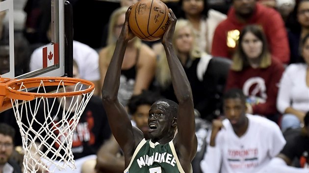 Thon Maker z Milwaukee smeuje proti Torontu.