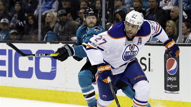 Milan Lucic (vpravo) z Edmontonu ujd Paulu Martinovi ze San Jose.