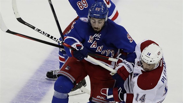 Tom Plekanec (vpravo) z Montrealu bojuje s Mikou Zibanejadem z NY Rangers.