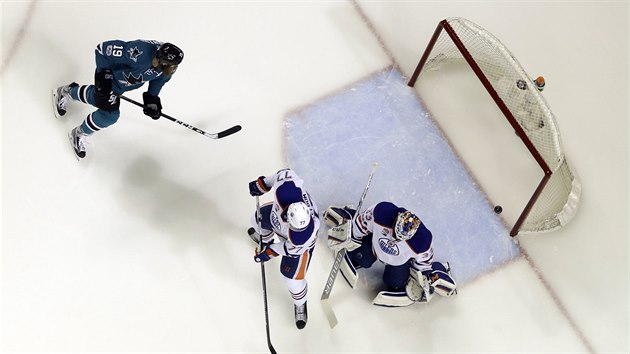 Edmontonsk glman Cam Talbot je pekonan. V utkn se San Jose dostal jeho tm sedm branek.