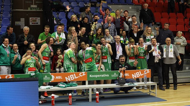 Basketbalistky KP Brno slav ligov bronz.