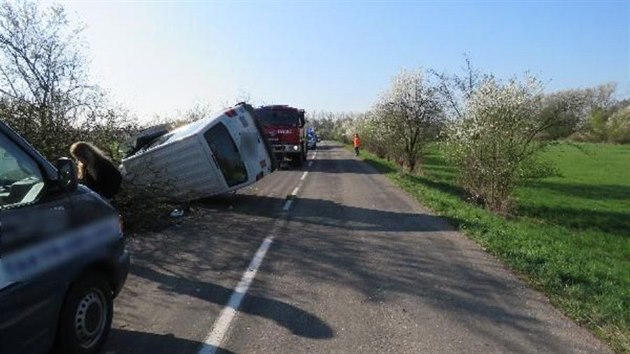 Havarovan dodvka s handicapovanmi cyklisty, kter sjela na Hradecku do pkopu (10.4.2017).