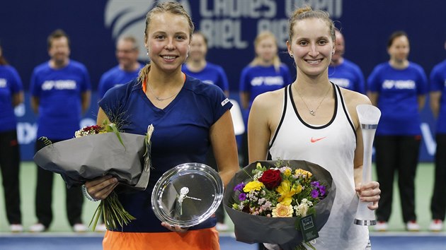 Markta Vondrouov, vtzka turnaje v Bielu (vpravo), a Anett Kontaveitov, poraen finalistka