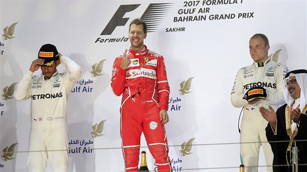 Sebastian Vettel (uprosted) slav triumf ve Velk cen Bahrajnu., vlevo je druh Lewis Hamilton, vpravo pak tet Valtteri Bottas.