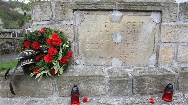 Chybjc cedulka na pomnku Rud armd v Malm Bezn na stecku.