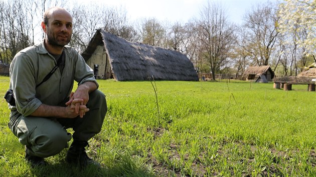 Michal Hejcman na polku, kde se zelenaj rostliny rznch druh penic.