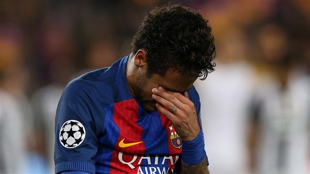 Neymar z Barcelony vyazen od Juventusu na trvnku oplakal.