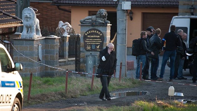 Policist na mst, kde dolo v sobotu po vleklm sousedskm sporu ke stelb.