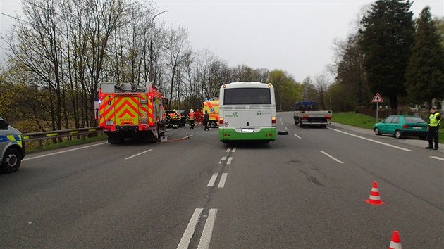 U karvinskho hbitova havaroval osobk s autobusem. Pt zrannch.