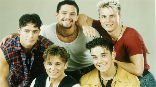 lenov kapely Take That Howard Donald, Mark Owen, Jason Orange, Robbie Williams a Gary Barlow v 90. letech