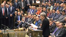 Britská premiérka Theresa Mayová ení ve snmovn (19. dubna 2017)
