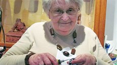 Třiaosmdesátiletá malérečka Helena Maršíčková z Aše zdobí skořápky vajíček... Třiaosmdesátiletá malérečka Helena Maršíčková z Aše zdobí skořápky vajíček...