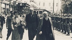 Historická fotografie z roku 1947 zachycuje prezidenta Benee u Grandhotelu...