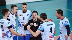 Libero Dirk Sparidans uprostřed slavících kladenských volejbalistů. Libero Dirk Sparidans uprostřed slavících kladenských volejbalistů.