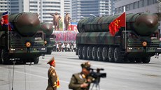Kdyby Severokorejci vechna svá dla, kanony a raketomety rozestavli podél demilitarizované zóny na hranici s Jiní Koreou, stál by kadých dvanáct metr jeden systém.