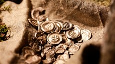 Zhruba 70 stříbrných mincí našel v Moravském krasu amatérský zájemce o... Zhruba 70 stříbrných mincí našel v Moravském krasu amatérský zájemce o...