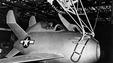 Maketa letounku XF-85 Goblin v mítku 1:1 na závsném zaízení i s maketou...