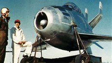 Pilot Ed Schoch (vlevo) jako jediný létal s prototypy parazitní stíhačky XF-85... Pilot Ed Schoch (vlevo) jako jediný létal s prototypy parazitní stíhačky XF-85...