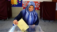 Lidé hlasují také v Izmiru na západ Turecka (16. dubna 2017)