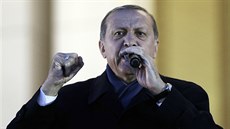 Turecký prezident Erdogan mluví ke svým píznivcm den po vyhraném referendu...