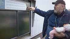 Ludvík Hess ukazuje modernizovaný babybox Ludvík Hess ukazuje modernizovaný babybox