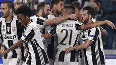 Fotbalisté Juventusu oslavují jeden z gól, který dali ve tvrtfinále Ligy...