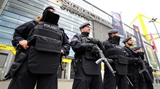 ZVÝENÁ BEZPENOSTNÍ OPATENÍ. Policejní dohled ped stadionem Dortmundu.