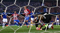 PROMNNÁ PENALTA. Antoine Griezmann bí slavit vedoucí gól Atlétika Madrid...