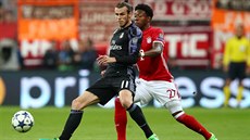 Gareth Bale (vlevo) v souboji s Davidem Alabou (vpravo) bhem utkání Ligy...