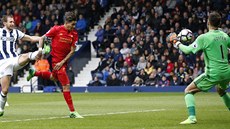 Robero Firmino z Liverpoolu stílí hlavou vedoucí gól v utkání anglické ligy...