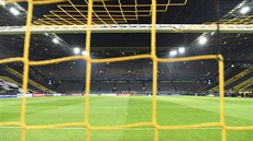 Pohled na oputný stadion Signal Iduna Park. Zápas se pesunul na stedu 12....