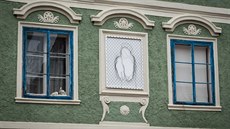 Madona z pletiva od Romana Týce je k vidění na domě v Široké ulici v Českém... Madona z pletiva od Romana Týce je k vidění na domě v Široké ulici v Českém...