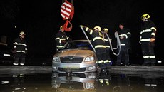 Automobil zstal pevn zaklínný v polovin podvozku, hasii tak na jeho...