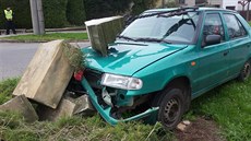Železný kříž zůstal po nárazu opřený o střechu. Železný kříž zůstal po nárazu opřený o střechu.