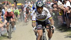 Peter Sagan útočí na závodu Paříž-Roubaix těsně předtím, než dostane druhý... Peter Sagan útočí na závodu Paříž-Roubaix těsně předtím, než dostane druhý...