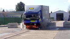Test společnosti Dekra ukázal, že kamion betonové zátarasy bez větších problémů... Test společnosti Dekra ukázal, že kamion betonové zátarasy bez větších problémů...