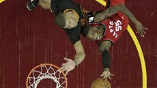 Delon Wright (55) z Toronta a Edy Tavares z Clevelandu bojují pod koem.