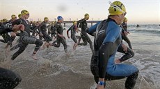 Závod Ironman v jihoafrickém Port Elizabeth sleduje každý rok kolem 80 tisíc... Závod Ironman v jihoafrickém Port Elizabeth sleduje každý rok kolem 80 tisíc...