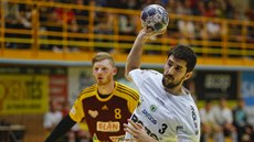 Jakub Douda ze Zubří zakončuje v utkání proti Dukle. Jakub Douda ze Zubří zakončuje v utkání proti Dukle.